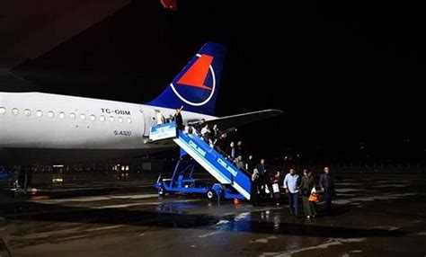 İ­s­t­a­n­b­u­l­-­M­a­l­a­t­y­a­ ­u­ç­a­ğ­ı­,­ ­D­i­y­a­r­b­a­k­ı­r­­a­ ­z­o­r­u­n­l­u­ ­i­n­i­ş­ ­y­a­p­t­ı­ ­-­ ­S­o­n­ ­D­a­k­i­k­a­ ­H­a­b­e­r­l­e­r­